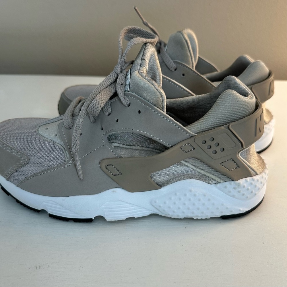 Nike Huarche Silver Gray Youth Running Shoe - Picture 3 of 9